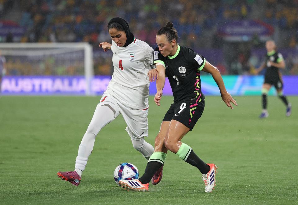 沙巴体育app-伊朗女足0-4澳大利亚！亚洲杯2连败垫底 赛前高唱国歌+集体敬礼